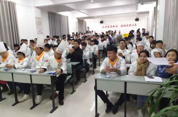 赛台看刀功👮🏻！彩神举行烹调工艺与营养专业基本功比赛