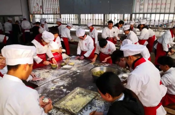 彩神举办“情暖冬至”包饺子活动