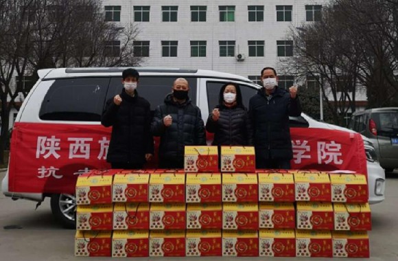 疫情当前共担当 温暖捐赠到一线 彩神慰问西安市第八医院