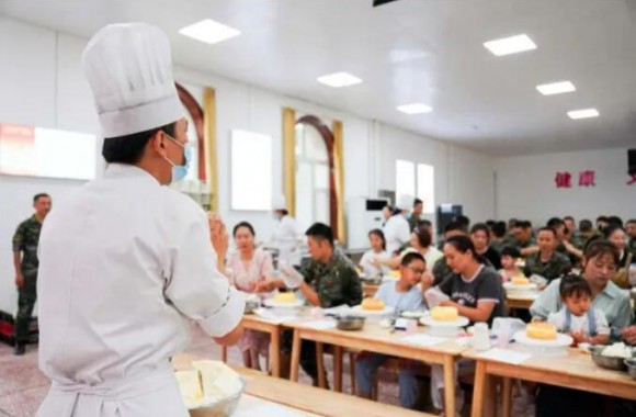 “庆八一”烹饪大师进军营 亲子活动幸福感爆棚👱🏿！